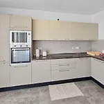 Open Park Views 2 Bedroom Modern 4 Apartment