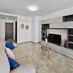 Open Park Views 2 Bedroom Modern 4 Apartment *