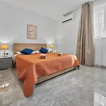 Open Park Views 2 Bedroom Modern 4 Apartment